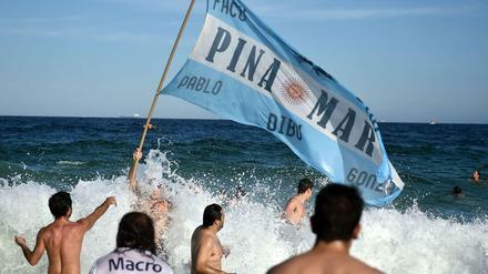 Die argentinischen Fans haben die Copacabana fest im Griff. 