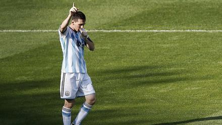Kaum zu glauben. WM-Favorit Argentinien enttäuscht gegen den Iran, aber Lionel Messi trifft dann doch noch.