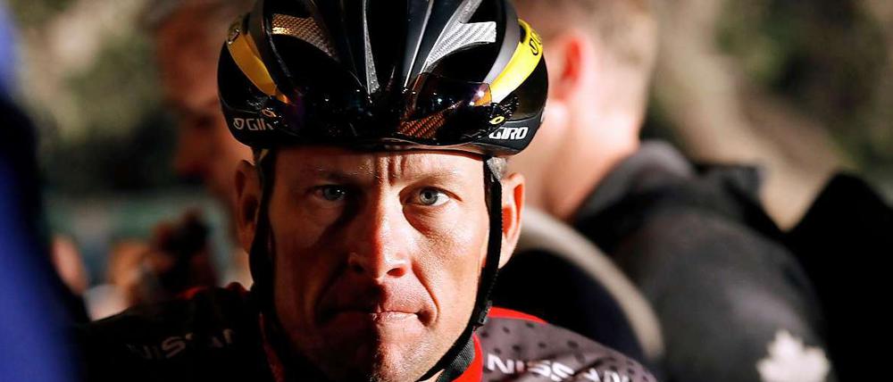 Ein dunkler Schatten. Trotz erdrückender Beweise beteuert Lance Armstrong weiterhin, er habe nie gedopt. Für den internationalen Radsport war das Jahr 2012 desaströs. Dass sich wesentliches im System ändert, ist allerdings unwahrscheinlich.