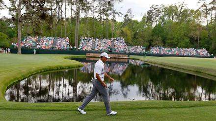 2001 hatte Tiger Woods (hier im Jahr 2015) bei seinem ersten Masters-Sieg mit einem Turnierrekord von 18 unter Par kurzerhand dokumentiert, dass Augusta National seinen Schlaglängen nicht gewachsen war