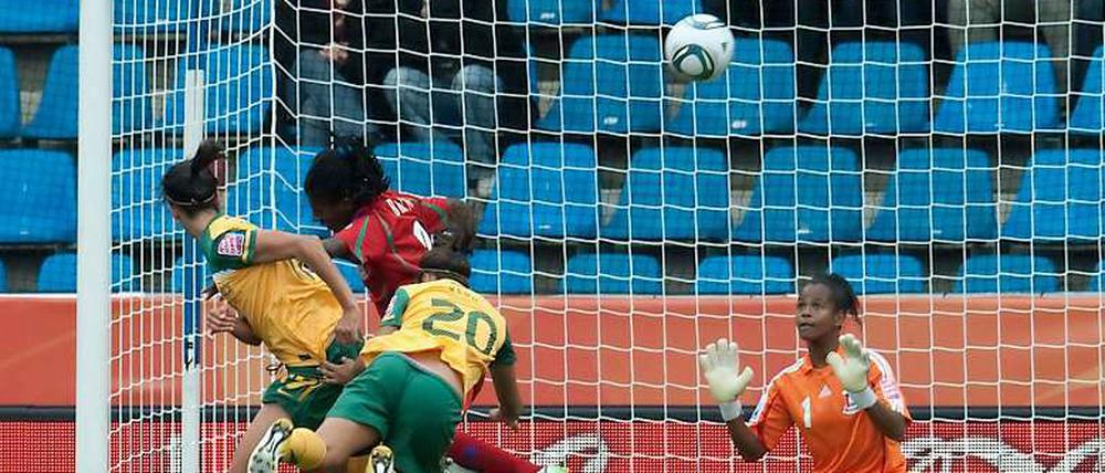 Leena Khamis (l.) erzielt das 1:0 für Australien.
