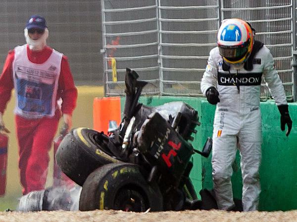 Fernando Alonso steigt aus dem Wrack seines McLaren-Honda.