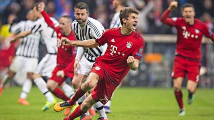 Bayern dreht das Spiel – und durch. Thomas Müller (M.) bejubelt seinen Kopfball-Treffer zum 2:2, der die Münchner in die Verlängerung bringt.