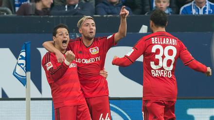 Gibt's nicht? Geht doch! Leverkusens Chicharito (l.) bejubelt an der Eckfahne sein Tor zum 2:3 mit Leverkusens Kevin Kampl (m) und Leverkusens Karim Bellarabi. 