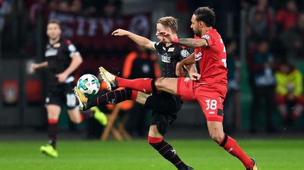 Hoch das Bein: Leverkusens Karim Bellarabi (r) und der Berliner Simon Hedlund kämpfen um den Ball. 