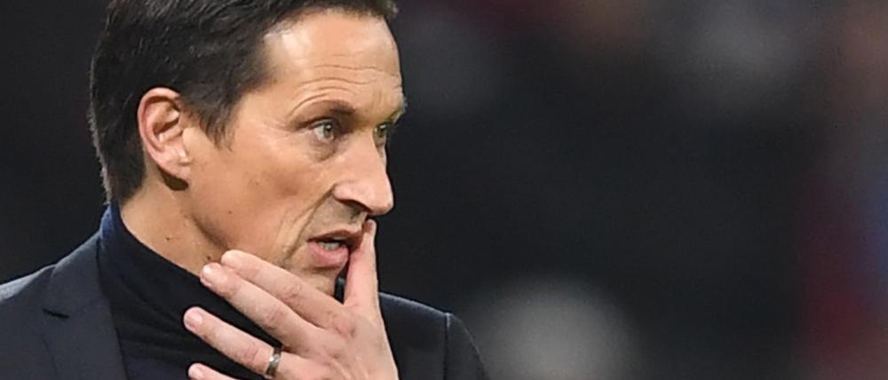 Trainer Roger Schmidt von Leverkusen steht unter Druck.
