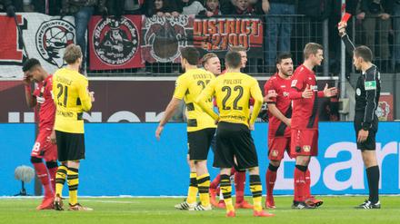 Leverkusens Wendell (links) musste nach einem harten Foul früh vom Platz, nutzen konnten der BVB die Überzahl aber kaum.