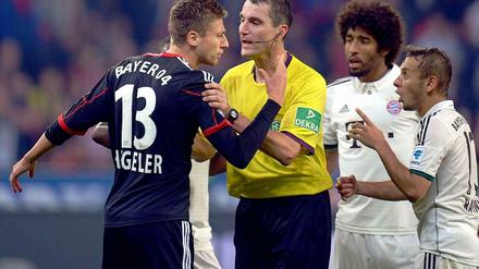 Zoff zum Schluss: Leverkusens Hegeler will einen Elfmeter, doch Schiedsrichter Kircher gibt ihn nicht.