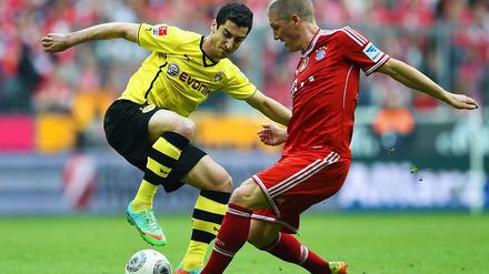 Immer gern gesehen. Bastian Schweinsteiger (r.) und Dortmunds Henrich Mchitarjan von Dortmund kämpfen um den Ball. 