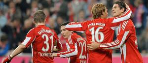 Bayern bejubelt den Pflichtsieg gegen Freiburg.
