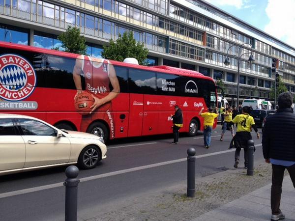 Hassobjekt in Rot: Der Bus der Bayern-Basketballer am Breitscheidplatz. Daneben: BVB-Fans, etwas ungehalten.