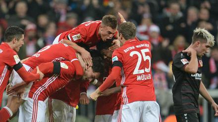 Torschütze Mats Hummels von München jubelt mit seinen Mitspielern über sein Tor zum 2:1.