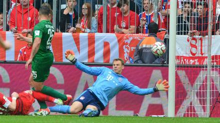 Mit der Hacke: Raul Bobadilla überwindet Bayern-Torwart Manuel Neuer zum Tor des Tages.
