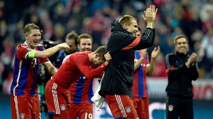 Bastian Schweinsteiger, Thomas Mueller und Holger Badstuber (v. li.) feiern den Sieg.