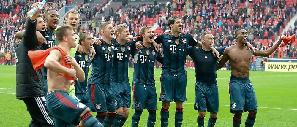 Kleine Feier am Rande: Bayerns Spieler feiern mit den Fans den Sieg in Mainz. Auf die Meisterfeier müssen sie aber noch etwas warten.