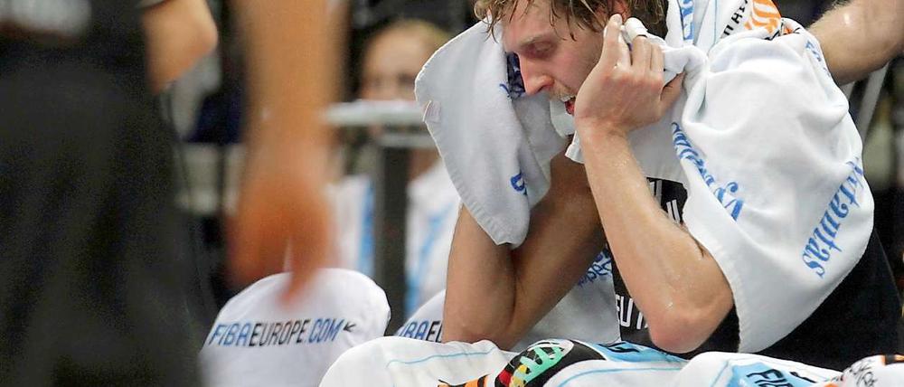 Die Enttäuschung über das Verpassen der Qualifikation für die Olympischen Spiele 2012 war Dirk Nowitzki deutlich anzusehen.