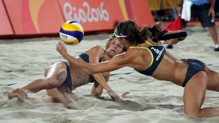 Ballfixiert: Die Beachvolleyballerinnen Ludwig/Walkenhorst holten die Goldmedaille.