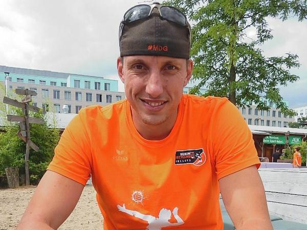 Felix Fischer hat Spaß beim Sommercamp der BR Volleys - auch wenn er selbst kein Profi mehr ist.