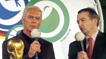 Der Präsident des Organisations-Komitees der Fußball-Weltmeisterschaft 2006 in Deutschland, Franz Beckenbauer (l), und der damalige DFB-Pressesprecher Wolfgang Niersbach, sind in Verdacht geraten, schwarze Kassen geführt zu haben. Hier ein Bild aus dem Jahr 2005. 