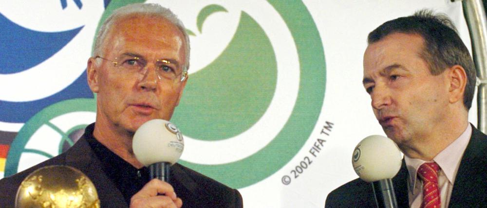 Der Präsident des Organisations-Komitees der Fußball-Weltmeisterschaft 2006 in Deutschland, Franz Beckenbauer (l), und der damalige DFB-Pressesprecher Wolfgang Niersbach, sind in Verdacht geraten, schwarze Kassen geführt zu haben. Hier ein Bild aus dem Jahr 2005. 