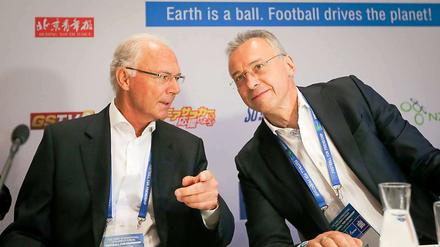 Der Kunde muss ins Eckige. Beckenbauer mit Wjatscheslaw Krupenkow, Geschäftsführer von Gazprom in Deutschland.&lt;
