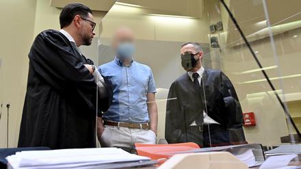 Mark S. (Mitte) erwartet an diesem Freitag das Urteil am Münchner Landesgericht II.