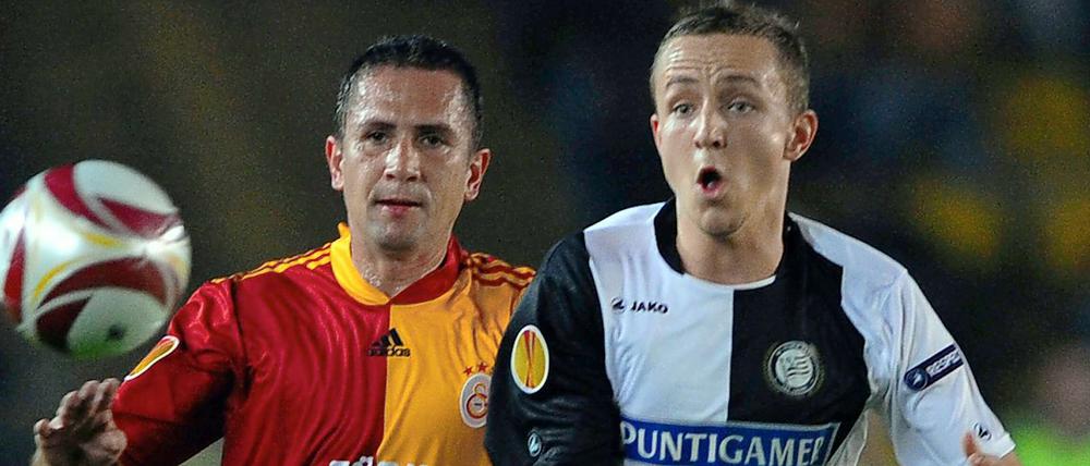 Mit Europacup-Erfahrung: Daniel Beichler (rechts) im Trikot von Sturm Graz im Duell mit Emre Asik von Galatasaray Istanbul.