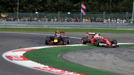Verstappen (l.) drängt Räikkönen von der Strecke.