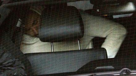 Engmaschig. Die Polizei hat einige Fragen an Karim Benzema. Die Nacht zu Donnerstag verbrachte der Fußballer in einer Zelle.