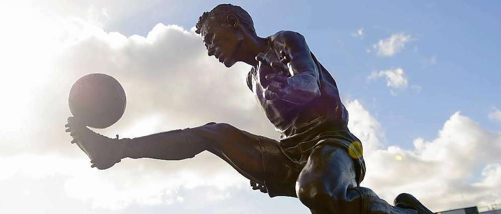 Uralte Geschichte: Arsenal-Fana bewundern die Statue von Dennis Bergkamp.
