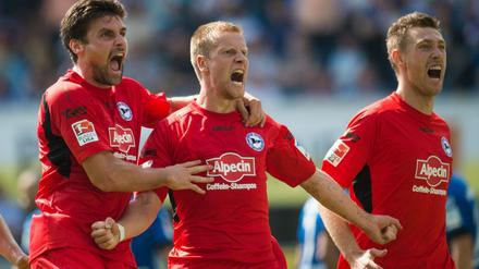 Wichtiger Erfolg: Arminia Bielefeld jubelt über den Sieg gegen den SC Paderborn.