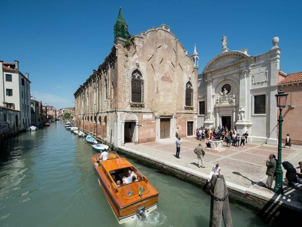Die Biennale in Venedig kann so schön sein - wenn man nicht gerade unfreiwillig baden gehen muss. Dann doch lieber im schicken Motorboot...