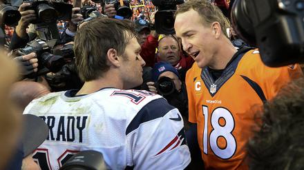 Ich verabschiede Sie. Peyton Manning nach dem Sieg seiner Broncos (r.) mit seinem Widersacher Tom Brady.
