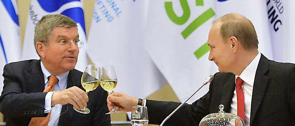 Prost. Thomas Bach (l.) und Wladimir Putin.