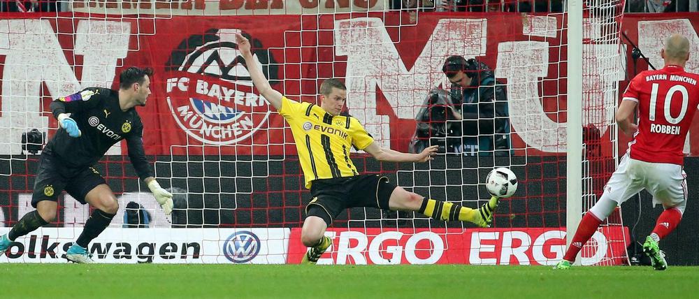 Sven Bender (BVB) klärt den Ball auf der Linie - und rettet den BVB. 