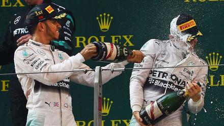 Lewis Hamilton (l.) machte Nico Rosberg auch in China nass.