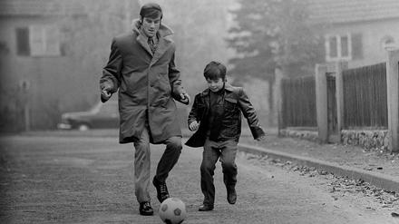 Kindheitsidol. Peter Ducke spielt mit seinem Sohn auf der Straße Fußball.