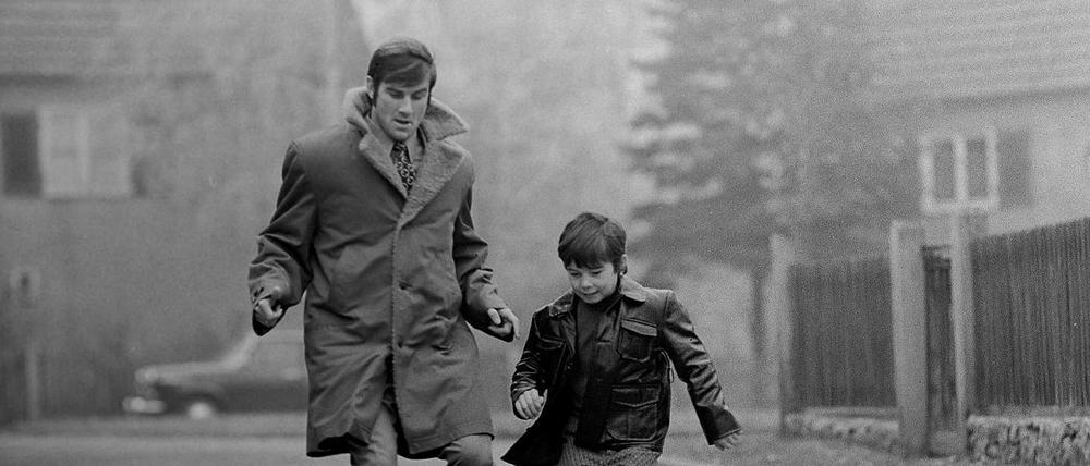 Kindheitsidol. Peter Ducke spielt mit seinem Sohn auf der Straße Fußball.
