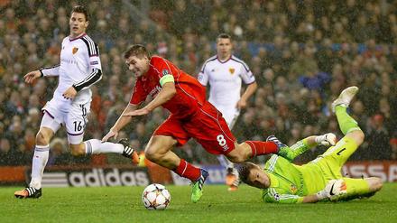 Basels Torhüter Tomas Vaclik bringt Liverpools Steven Gerrard ins Straucheln.