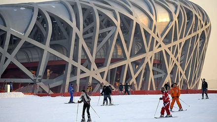 Skifahren vor dem Pekinger Olympiastadion.