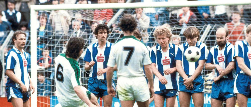 Die Mauer steht. Lothar Matthäus versucht sich im Mai 1983 mit einem Freistoß für Borussia Mönchengladbach, doch Hertha und Heikko Glöde (2. v.l.) können abwehren.