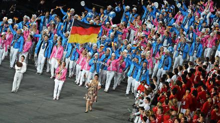 In London trug Hockey-Olympiasiegerin Natascha Keller die deutsche Fahne bei der Eröffnungsfeier. 