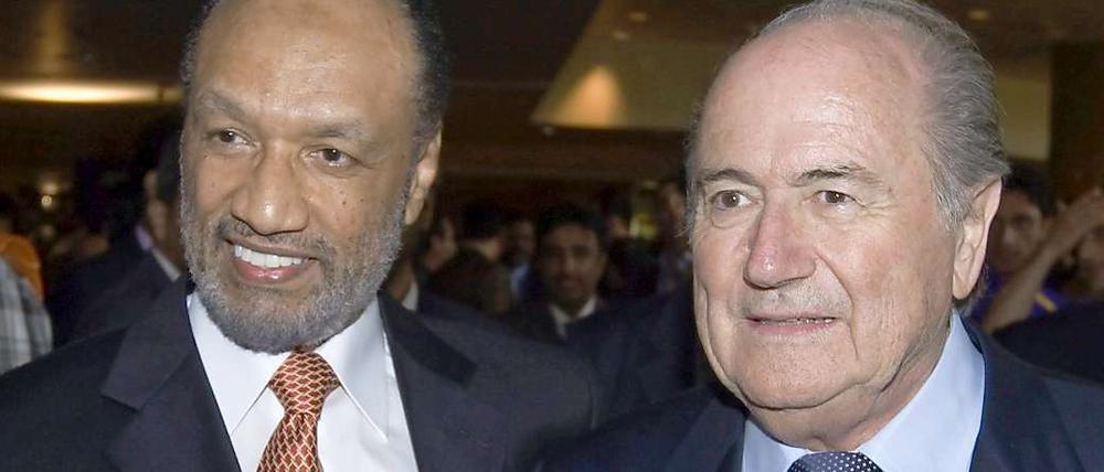 Asiens Fußball-Verbandschef Mohamed bin Hammam (links) und FIFA-Präsident Sepp Blatter.