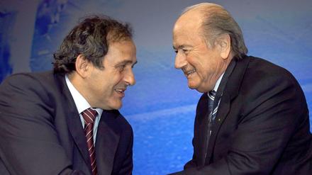 UEFA-Chef Michel Platini und FIFA-Chef Sepp Blatter schütteln sich die Hände