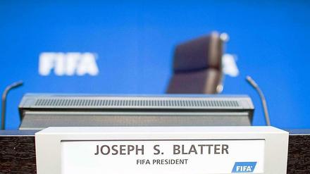 Unterwegs: Fifa-Präsident Sepp Blatter ist derzeit beschäftigt - er rechnet mit seinen Kritikern ab.