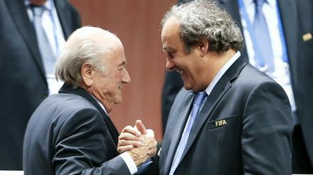 Zunehmend unter Druck: Fifa-Boss Joseph Blatter (li.) und Uefa-Chef Michel Platini.