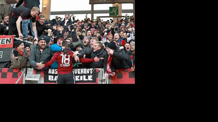 Komm in unsere Arme. Josip Drmic jubelt mit den Fans über das 2:0 für den 1. FC Nürnberg. 