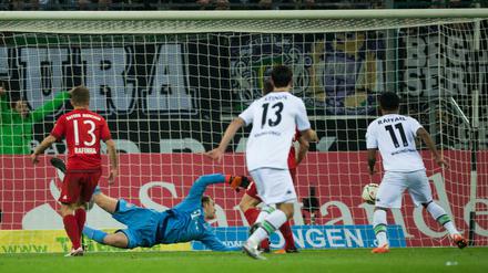Drin! Oscar Wendt (nicht im Bild) trifft zum 1:0 für Gladbach. Manuel Neuer kommt da nicht mehr ran.