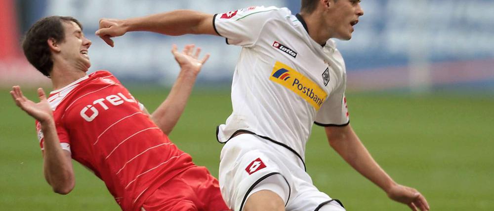 Die Fortunen aus Düsseldorf investierten viel in ihrem ersten Bundesligaheimspiel gegen den Rivalen Möchengladbach seit 1997. Hier foult Duesseldorfs Robbie Kruse (r.) den Gladbacher Neuzugang Granit Xhaka.