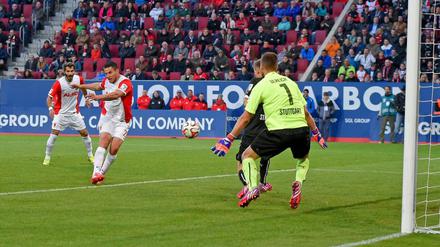 Matchwinner: Raul Bobadilla erzielt das 2:1 für den FC Augsburg.